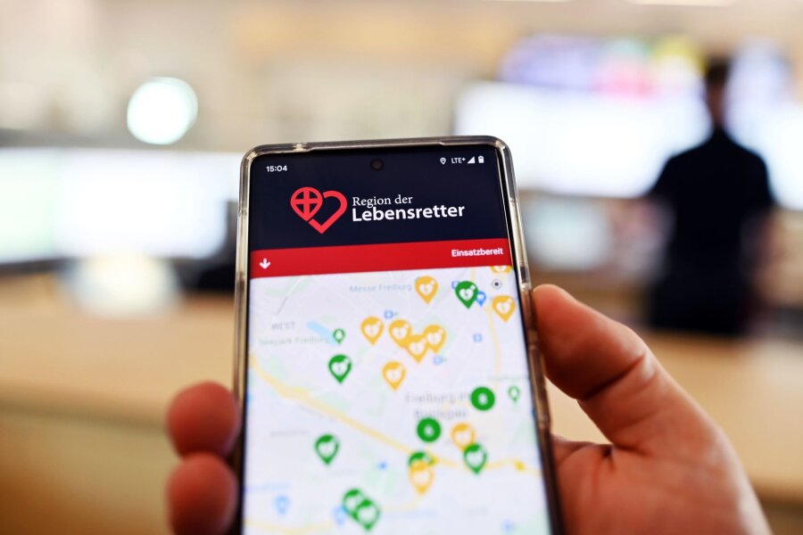 Ärzte für leichtere Alarmierung per App bei Notfällen - Ein System zur Alarmierung von Ersthelfern wird auf einem Smartphone gezeigt.