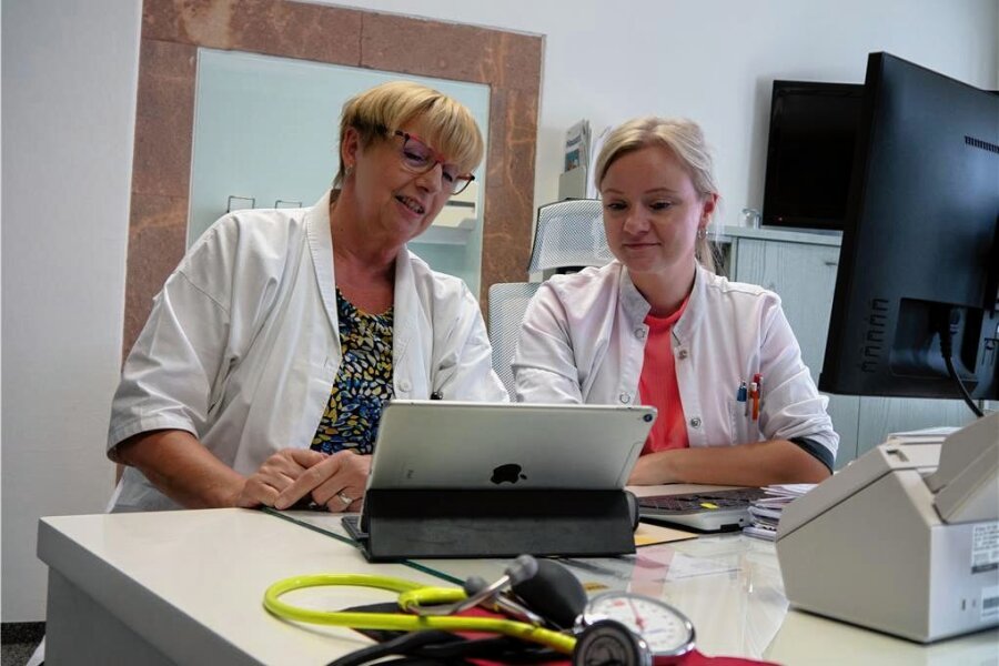 Ärztemangel: Wie man Medizinerinnen für die Kleinstadt gewinnt - Ingrid Dänschel (li.) und Julia Thalheim arbeiten Hand in Hand in der Lunzenauer Hausarztpraxis.