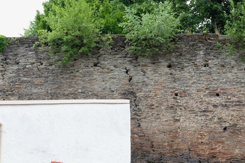Äußere Mauer der Mylauer Burg muss zügig saniert werden - Risse und Ausspülungen in der Burgmauer. Im Winter fielen Steine auf ein Nebengebäude der Eisdiele herab. 