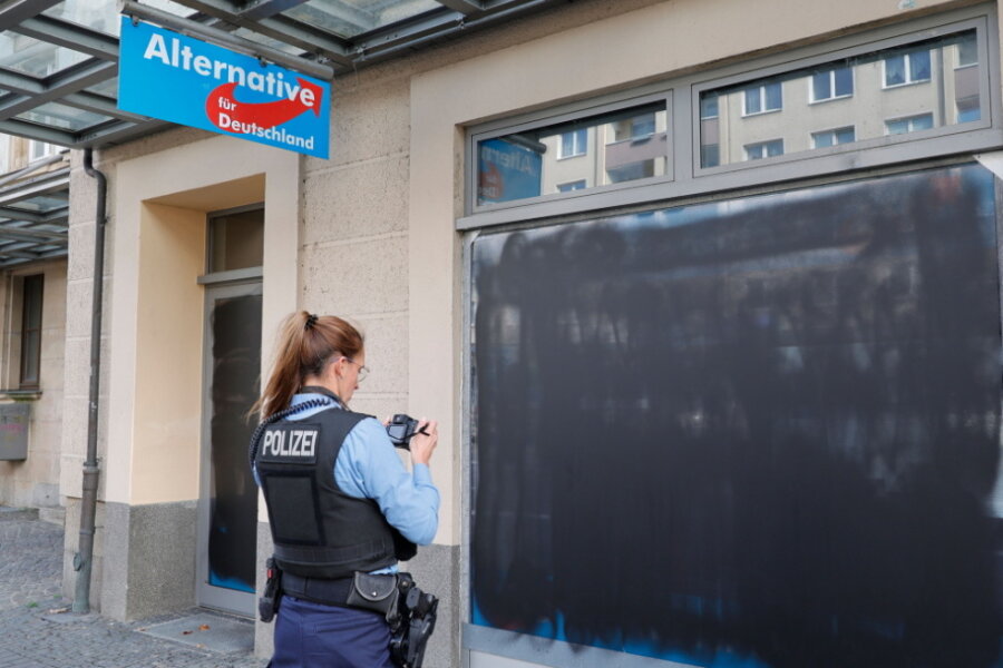 AfD-Büro in Chemnitz zugeklebt und beschmiert - 