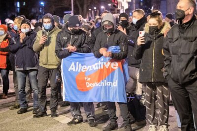AfD-Dossier: So rechtsextrem sind "Freie Sachsen" - Mitglieder und Sympathisanten der Partei Alternative für Deutschland (AfD) demonstrieren in Greifswald gegen die Corona-Maßnahmen und tragen dabei ein Transparent.