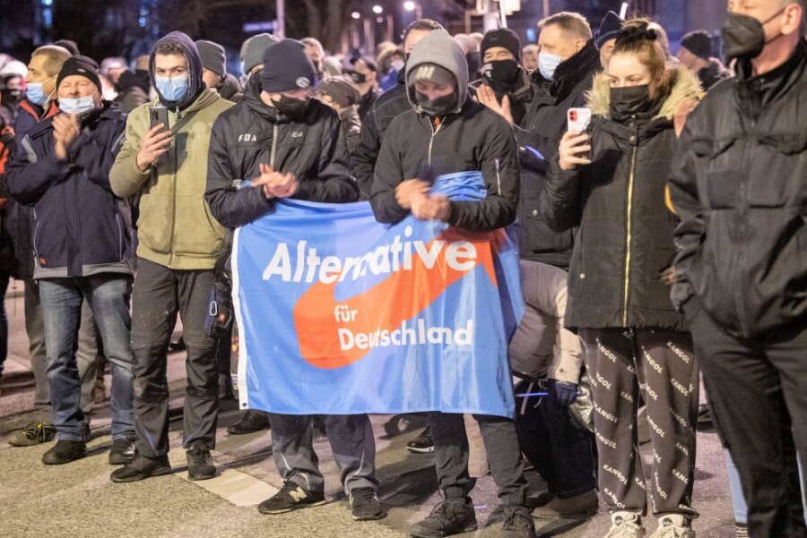 Mitglieder und Sympathisanten der Partei Alternative für Deutschland (AfD) demonstrieren in Greifswald gegen die Corona-Maßnahmen und tragen dabei ein Transparent.