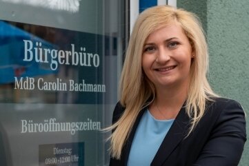 AfD eröffnet Büro in Mittweida - Carolin Bachmann vor ihrem ersten Wahlkreisbüro.