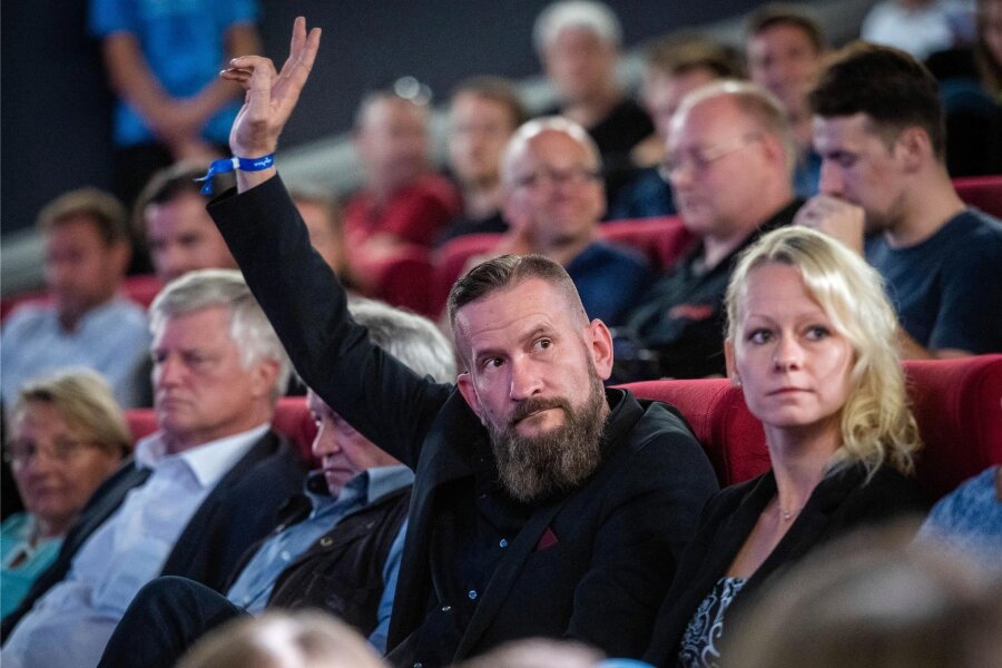 AfD Erzgebirge zieht mit Rechtsextremist Österle in den Landtagswahlkampf - Arthur Österle bei einem Podiumsgespräch in Chemnitz.