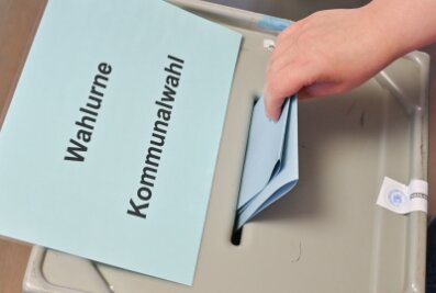 AfD fehlen nach Wahlsiegen Kandidaten - Eine Person steckt ihren Stimmzettel in eine Wahlurne mit der Aufschrift "Wahlurne Kommunalwahl".
