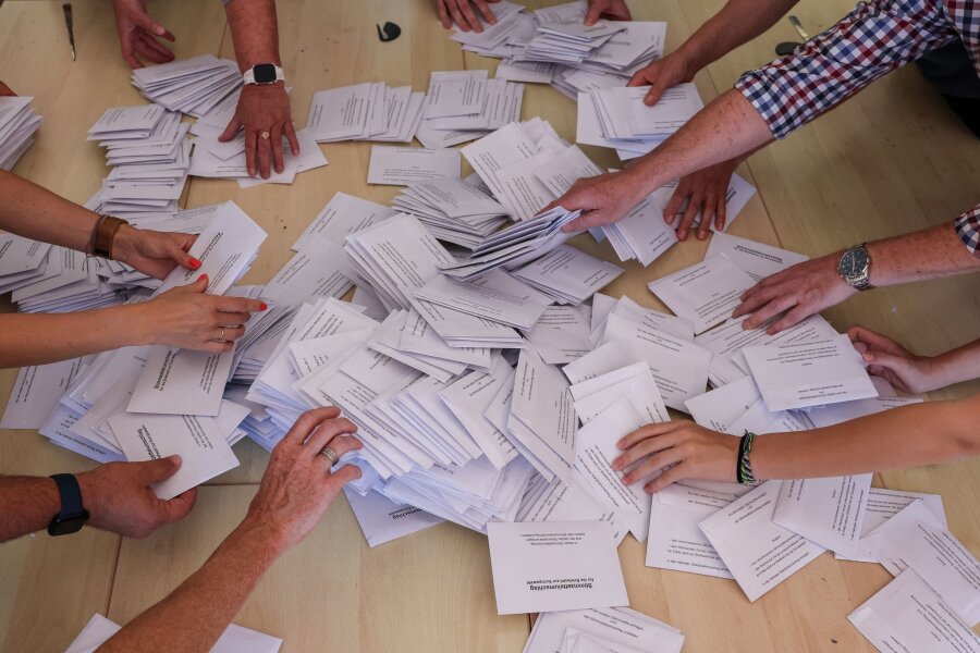 AfD in Sachsen gewinnt Europawahl deutlich - Zahlreiche Wahlhelfer nehmen sich bei der Stimmenauszählung die Umschläge mit den Briefwahlstimmen zur Europawahl.