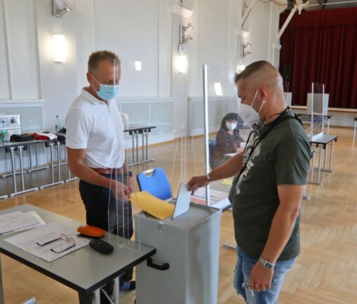 AfD-Kandidat holt das Direktmandat - Im Wahlkreis 163 gab es 168.464 Wahlberechtigte. Die Wahlbeteiligung lag bei 77,1 Prozent. In Hohenstein-Ernstthal war ein Wahllokal im Lessing-Gymnasium eingerichtet worden. 