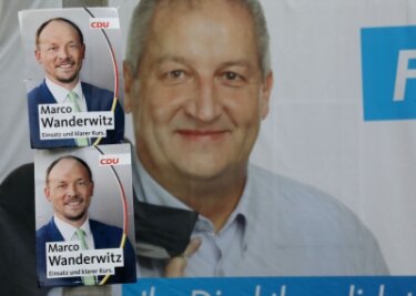AfD-Kandidat holt Direktmandat - Wahlplakate von Marco Wanderwitz und Mike Moncsek.