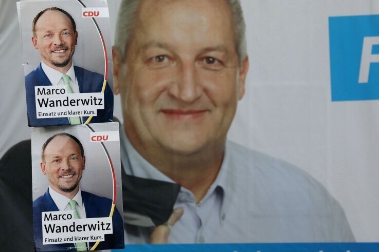 AfD-Kandidat holt Direktmandat - Wahlplakate von Marco Wanderwitz und Mike Moncsek.