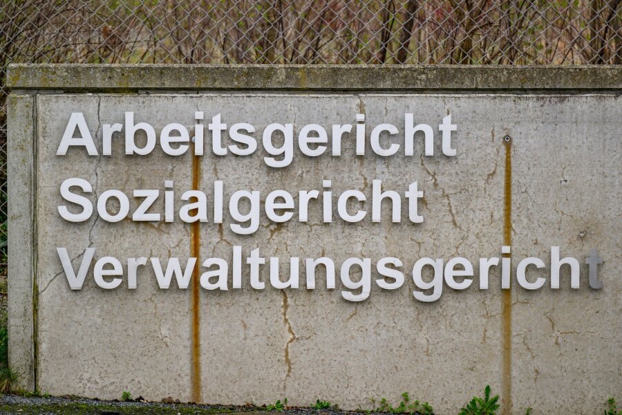 AfD-Klagen gegen sächsischen Verfassungsschutz vor Gericht - Die Schriftzüge „Arbeitsgericht“, „Sozialgericht“, und „Verwaltungsgericht“ sind an einer Mauer am Fachgerichtszentrum montiert.