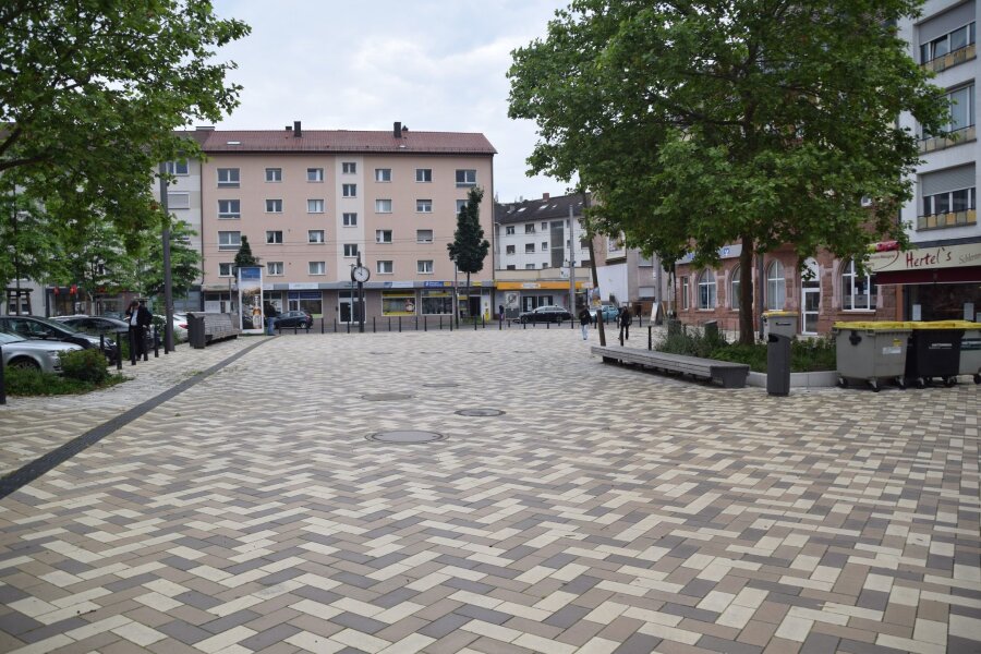 AfD-Kommunalpolitiker in Mannheim mit Messer verletzt - Der Marktplatz in Mannheim-Rheinau.