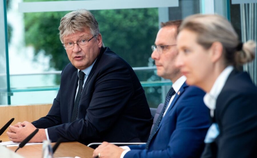 Der langjährige AfD-Bundesvorsitzende Jörg Meuthen (l) nimmt an einer Pressekonferenz teil.