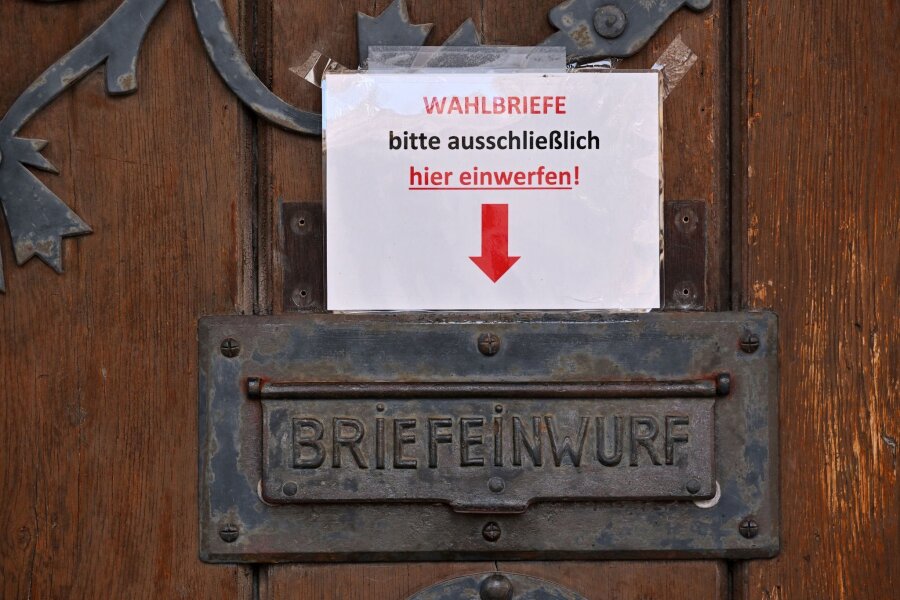 AfD liegt bei Europawahl vor CDU in Sachsen-Anhalt - "Wahlbriefe bitte ausschließlich hier einwerfen!", steht auf dem Papier an einem Briefkasten.