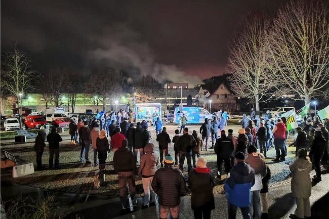 AfD Mittelsachsen fordert Aufnahmestopp für Asylbewerber - In Kriebethal hatte die AfD Mittelsachsen gegen die Aufnahme von minderjährigen Ausländern in dem Ort protestiert. Jetzt startet die Partei im Kreistag eine Initiative mit dem Ziel eines Aufnahmestopps für Asylbewerber. 