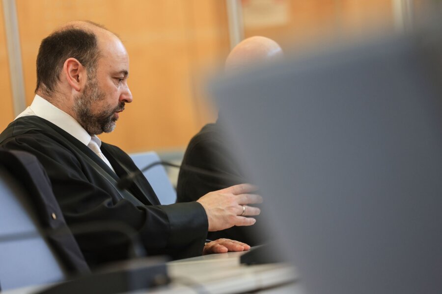 AfD-naher Bundeswehr-Offizier gesteht Spionage für Russland - Der Angeklagte (r.) im Gerichtssaal neben seinem Anwalt.