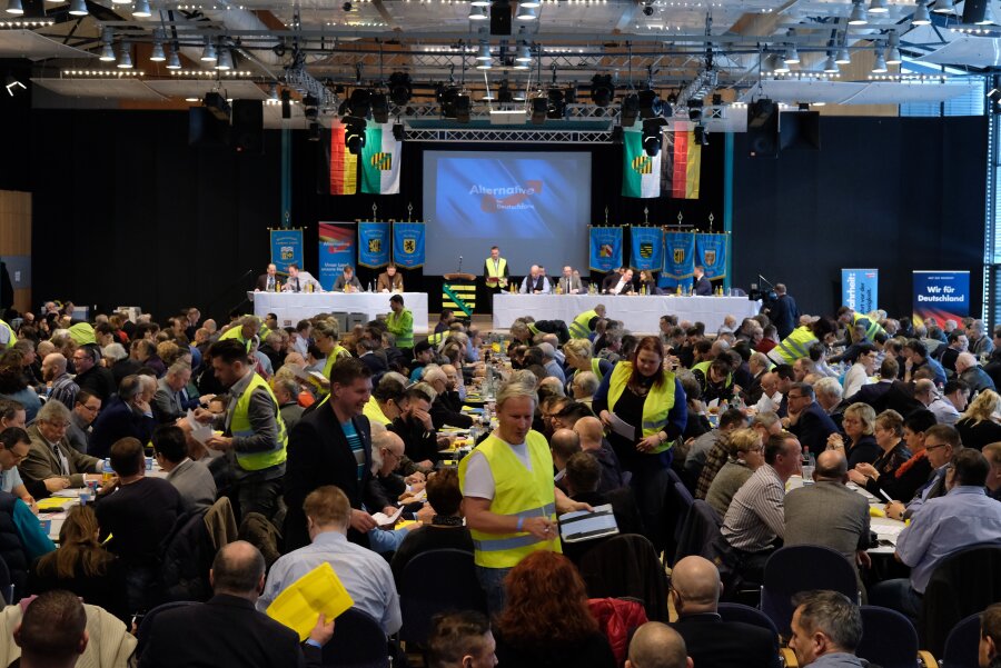AfD-Parteitag: Kampfkandidaturen um die begehrten Plätze - Wahlhelfer mit gelben Westen sammeln beim Landesparteitag der sächsischen AfD Stimmzettel ein.