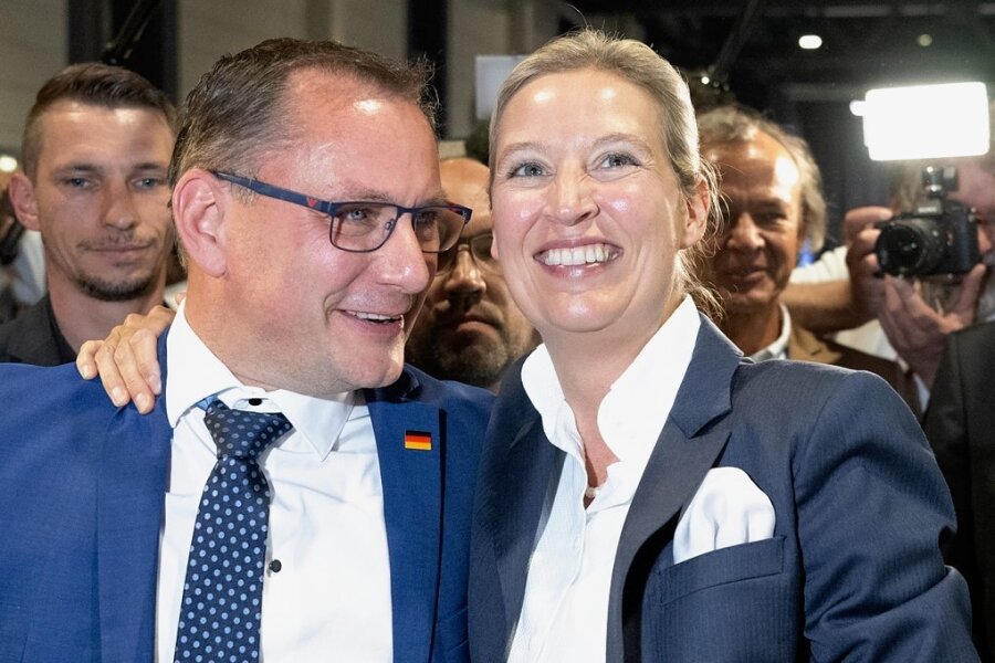 Tino Chrupalla und Alice Weidel freuen sich nach der Wahl der Delegierten in Riesa. Wie schon die Bundestagsfraktion werden die beiden nun auch die Partei gemeinsam führen. 