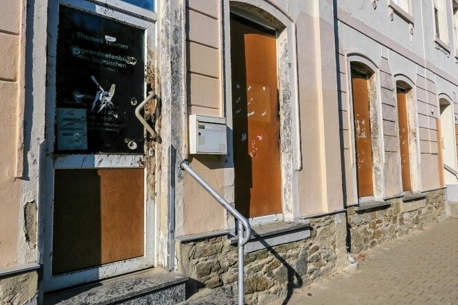 AfD repariert demoliertes Abgeordneten-Büro - Das AfD-Bürgerbüro in Schwarzenberg sah lange Zeit so aus. Das soll sich ändern. 