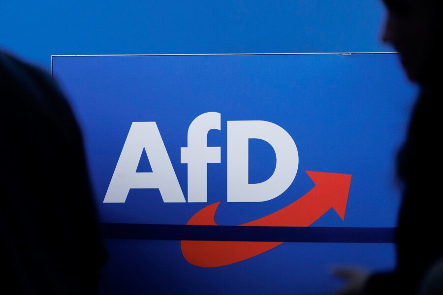 AfD sagt Wahlkampfabschluss in Dresden wegen Wetters ab - Blick auf das Parteilogo bei einem AfD-Bundesparteitag.