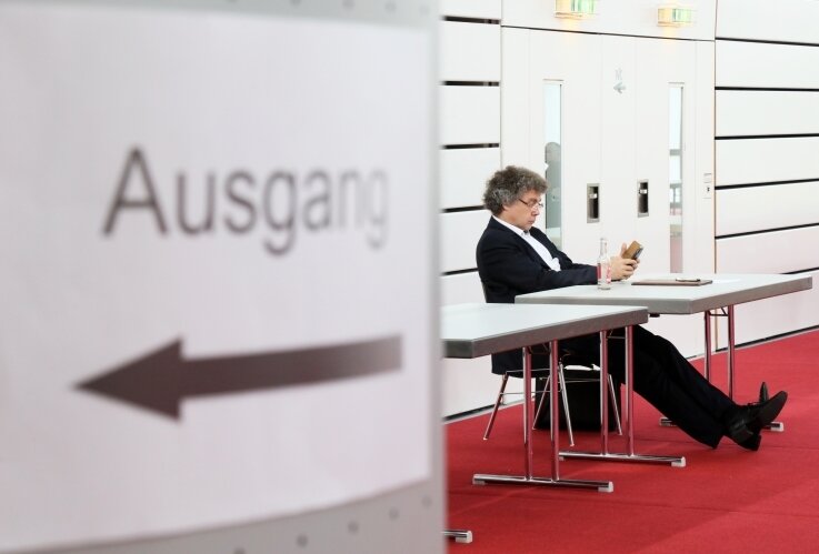 AfD schießt ihren eigenen Kandidaten ab - Moosdorf sitzt während der Debatte im Abseits. 