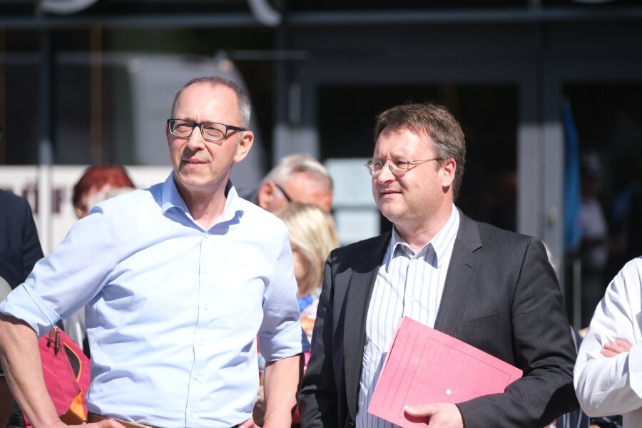 AfD-Spitzenkandidat Krah macht Wahlkampf in Chemnitz - Jörg Urban (l), Landesvorsitzender der AfD Sachsen, und Robert Sesselmann (AfD), Landrat des Kreises Sonneberg in Thüringen, stehen bei einer Kundgebung der AfD.