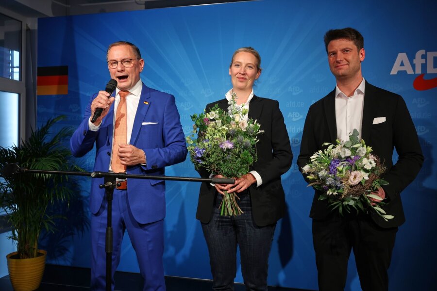 AfD stärkste Kraft im Osten - Die beiden AfD-Chefs Tino Chrupalla und Alice Weidel feiern das Ergebnis der Europawahl zusammen mit AfD-Kandidat René Aust in der AfD-Parteizentrale in Berlin.
