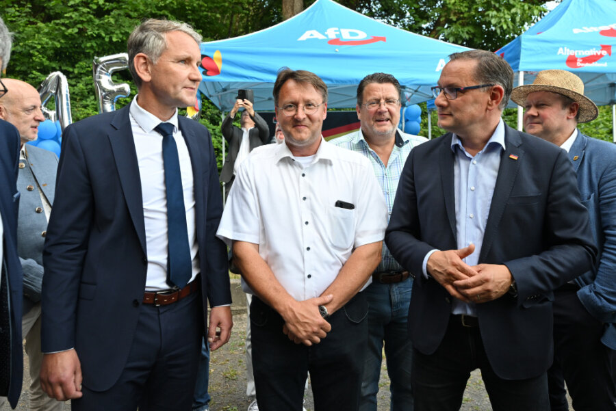 AfD stellt ihren ersten Landrat in Deutschland: Sesselmann gewinnt im thüringischen Sonneberg - Björn Höcke (AfD, l), Robert Sesselmann (AfD,M), Stephan Brandner (AfD, 3.v.l.) und Tino Chrupalla (AfD,2.v.r) stehen im Garten des Restaurants Frankenbaude bei der AfD-Wahlparty.