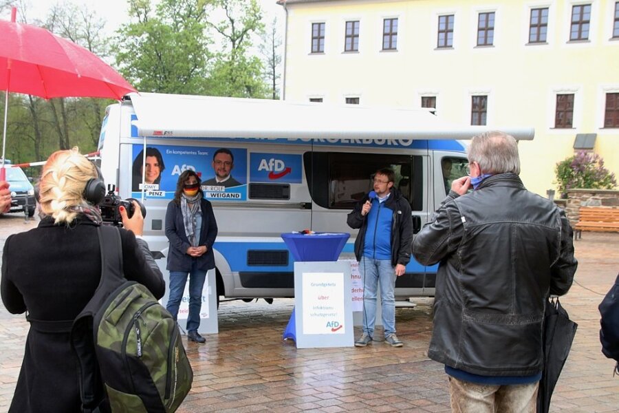 AfD und "Freie Sachsen" streiten um Landratswahl - Die AfD hatte im vergangenen Jahr bei der Organisation der "Spaziergänge" mitgeholfen. 