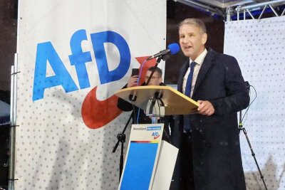 AfD-Verbot: Debatte in Zwickau birgt extrem viel Sprengstoff - Im vergangenen Dezember war AfD-Rechtsextremist Björn Höcke in Zwickau zu Gast. Auf einer Gegendemonstration versammelten sich rund 1500 Personen.