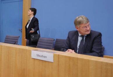AfD vor Spaltung - Petry will Bundestagsfraktion nicht angehören - Frauke Petry verlässt die Bundespressekonferenz, während Jörg Meuthen in die andere Richtung schaut.
