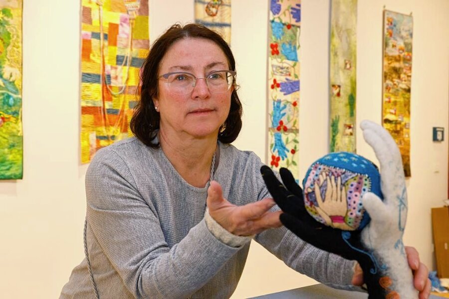 Marina Palm mit dem Exponat "Verstand" von Bärbel Helfrich aus Rimbach (Hessen). In der neuen Ausstellung "Hand in Hand" zeigt das Textil- und Rennsportmuseum Hohenstein-Ernstthal insgesamt 47 textile Werke.