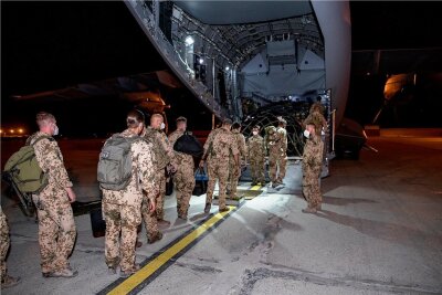 Afghanistan: Der Westen geht - die Taliban kommen - Bilder des Abzugs: Bundeswehrsoldaten steigen in ein Transportflugzeug A400M der Luftwaffe, das sie zurück nach Deustchland bringen soll. 570 Soldaten befinden sich derzeit noch in Afghanistan. 