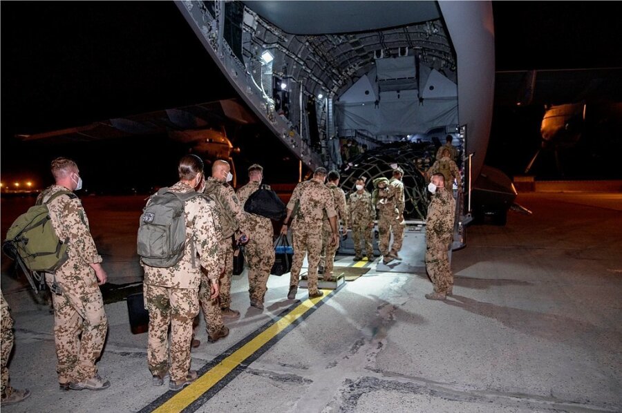 Bilder des Abzugs: Bundeswehrsoldaten steigen in ein Transportflugzeug A400M der Luftwaffe, das sie zurück nach Deustchland bringen soll. 570 Soldaten befinden sich derzeit noch in Afghanistan. 