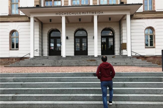 Afghanistan-Krise: Student in Mittweida bangt um Frau und Kind - Sayed Monsef vor dem Hauptgebäude der Hochschule. "Im Moment gibt es für uns keine Lösung", sagt er über die Lage seiner Familie. 