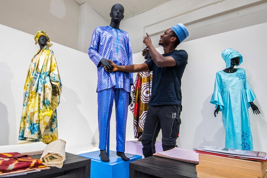 African Connection: Wie eine Textilfabrik im Erzgebirge neue Lehrlinge gewinnt - Abdoulaye Balde wollte es erst nicht glauben, dass der Stoff für die Gewänder, die er aus Afrika kennt, in Aue hergestellt wird. Er überzeugte sich – und blieb.