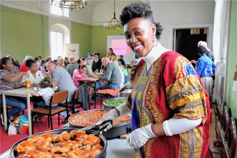 Afrika-Flair trifft Mittelalter: Bunter Abend auf Burg Mylau ausgebucht - Jackeline Nadler aus Kenia betreibt in Chemnitz einen Catering-Service. Sie sorgte für einen Großteil der Speisen beim Afrika-Abend.