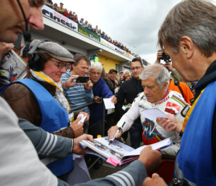 Agostini am Sachsenring gefeiert - Giacomo Agostini musste die meisten Autogrammwünsche erfüllen.