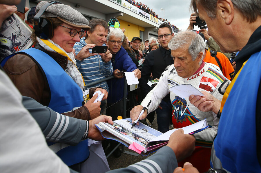 Agostini am Sachsenring gefeiert - Giacomo Agostini musste die meisten Autogrammwünsche erfüllen.
