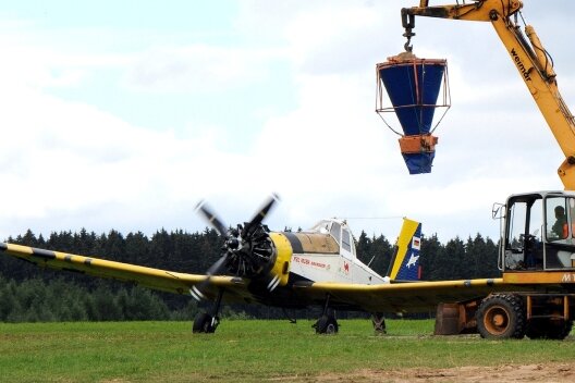 
              <p class="artikelinhalt">Agrarflieger von der FSB Airservice aus Kyritz sind derzeit bei Jahnsbach im Einsatz. Sie versorgen den Waldboden beim Geyerischen Fernsehturm mit Kalk. </p>
            