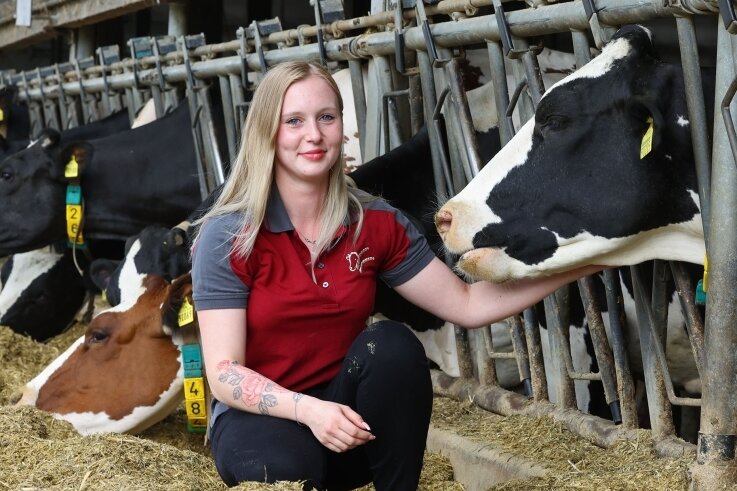 Agrargenossenschaft will an Milchproduktion festhalten - Tierwirtin Victoria Voigt im Milchviehstall Langenchursdorf. Die Kühe werden mehrmals am Tag gemolken. 