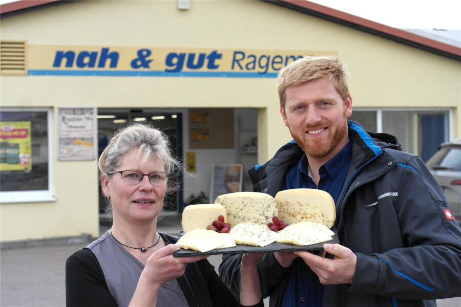 Agro-Landkäse aus Methau erlebt Premiere - Marktleiterin Annett Kirsch und Agro-Vorstand Daniel Näther präsentieren Käsesorten, die Premiere feiern.