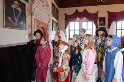 Ahnen auf der Rochsburg werden lebendig - Im Festsaal auf Schloss Rochsburg schauten sich am gestrigen Mittwoch die Teilnehmer des Ferienprojektes "Die Porträtgalerie kommt ins Plaudern" die Bilder der Ahnen an, um ihnen später ihre Stimme zu geben. 