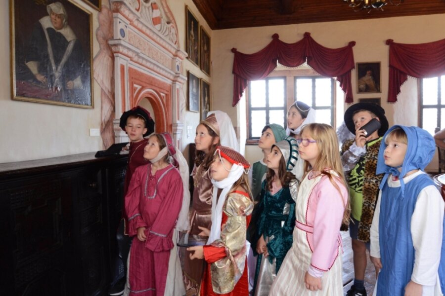 Im Festsaal auf Schloss Rochsburg schauten sich am gestrigen Mittwoch die Teilnehmer des Ferienprojektes "Die Porträtgalerie kommt ins Plaudern" die Bilder der Ahnen an, um ihnen später ihre Stimme zu geben. 