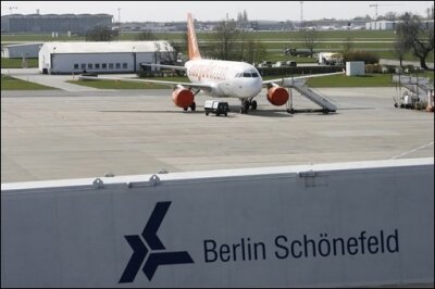 Air Berlin prüft Antrag auf Staatshilfe wegen Flugverbots - Deutschlands zweitgrößte Fluggesellschaft, Air Berlin, schließt einen Antrag auf Staatshilfen wegen der Vulkanasche-Krise nicht aus. Das Unternehmen erleide "riesige Verluste", sagte Air-Berlin-Chef Joachim Hunold.