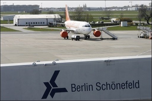 Deutschlands zweitgrößte Fluggesellschaft, Air Berlin, schließt einen Antrag auf Staatshilfen wegen der Vulkanasche-Krise nicht aus. Das Unternehmen erleide "riesige Verluste", sagte Air-Berlin-Chef Joachim Hunold.