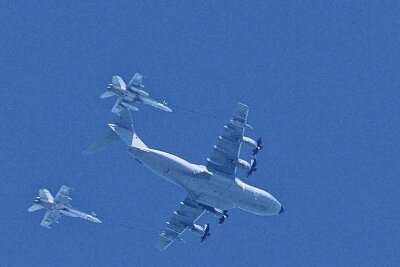 Air Defender: Was jetzt am Himmel über Mittelsachsen passiert - Dieser Schnappschuss zeigt ein Luftbetankungsmanöver, welches im Rahmen der Nato-Luftwaffenübung über Mittelsachsen ausgeführt worden ist.