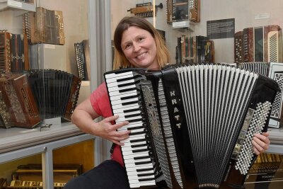 Akkordeon zieht von Bayern nach Markneukirchen - Vanessa Sachse aus Neu-Ulm hat dem Musikinstrumentenmuseum Markneukirchen ein Kratt-Akkordeon geschenkt.