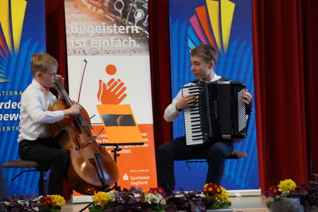 Akkordeonorchester begeistert Publikum in Zwota - Hans Friedrich Wöhl (Akkordeon) und Wilhelm Lätsch (Violoncello) von der Musik- und Kunstschule Jena gewann die Duo-Kategorie 2 mit 24,08 von 25 möglichen Punkten. 