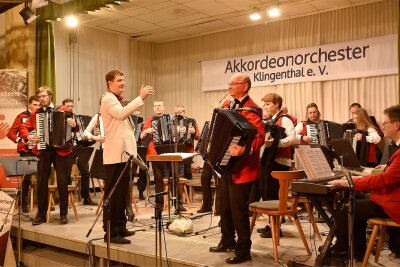 Akkordeonorchester Klingenthal mit Festkonzert zum 60-jährigen Bestehen - Das Akkordeonorchester Klingenthal unter Leitung von Richard Wunderlich im Gasthof zum Walfisch.