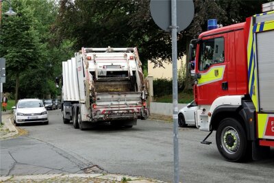 Akku löst Brand in Müllfahrzeug aus - Nach dem Brand wurde das Müllfahrzeug von der Feuerwehr zur Deponie begleitet.